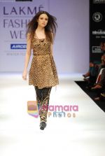 Model walks the ramp for Rehane Show at Lakme Winter fashion week day 4 on 20th Sept 2010 (14).JPG